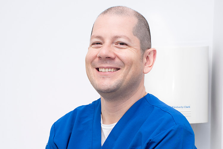Dr. Leonardo Londoño
